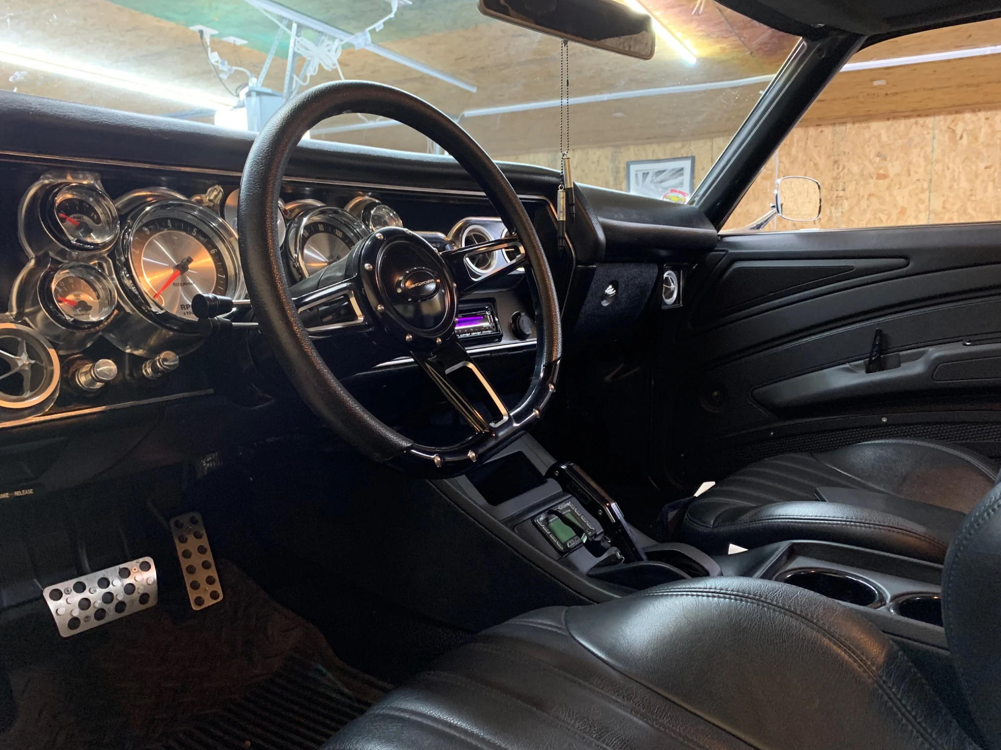 Chevelle Elle cabin with bucket seats, center console and custom gauges